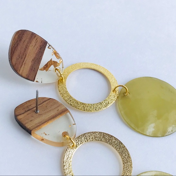 COPY - Wood stud earrings with mother pearl pendant - Picture 4 of 6